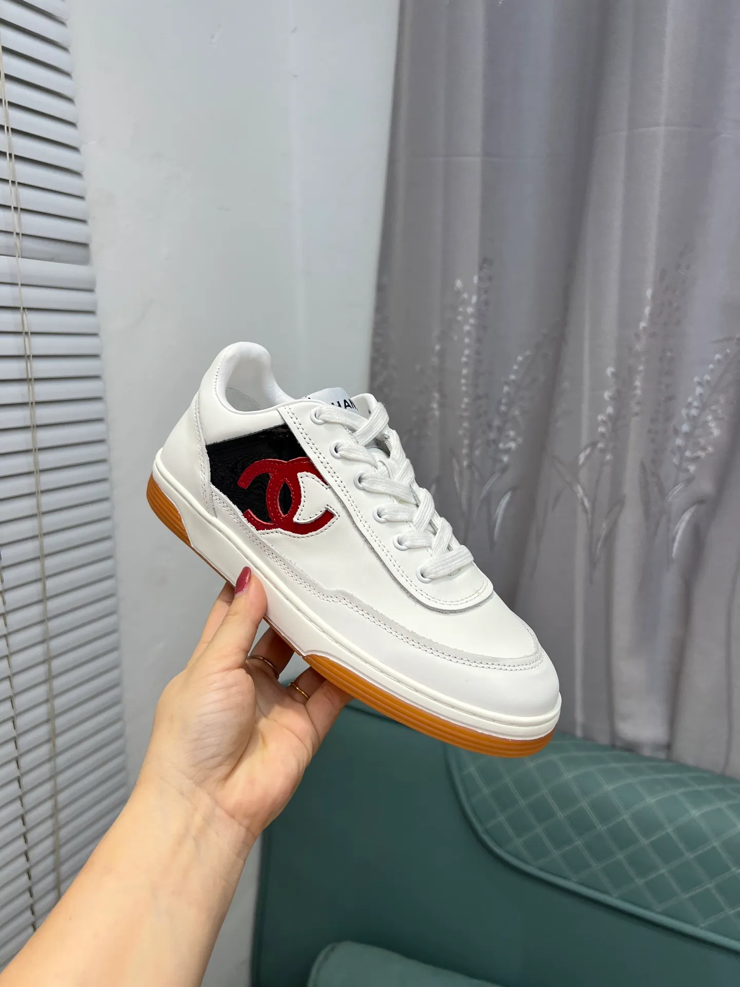 Men's men's shoes 💰620 Exclusive real shot (top version) CHANEL Chanel's new panda sneakers Panda shoes Chanel 2025ss color matching thick-soled casual sports shoes sneakers Counter synchronization The counter is very popular Very difficult to buy a shoe The most popular thick-soled panda shoes on the Internet It is obvious that Xiaoxiang control cannot miss it Simple and versatile white shoes that have both good looks and comfort Thick sole increases height, is super versatile and can be worn with eyes closed😍 Whoever wears it will look better. Upper: calfskin. Lining: imported sheepskin lining. Outsole: TPU original outsole. Size: 35-44 (41 for women, 40 for men, custom made).